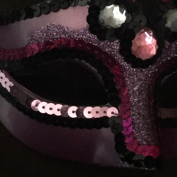 Gorgeous masquerade, mask with feathers sequence - Picture 2 of 3